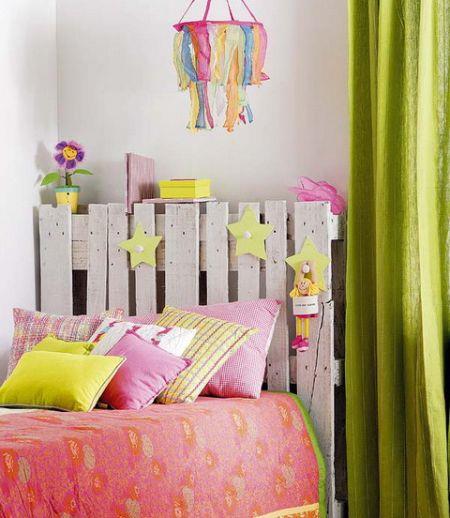 Παλέτα - κεφαλάρι: Μια παλέτα μπορεί ακόμη να μεταμορφωθεί σε ένα ωραιότατο κεφαλάρι το οποίο θα διακοσμήσει όπως εκείνο επιθυμεί.<br /><br /><br /><br /><br /><br />