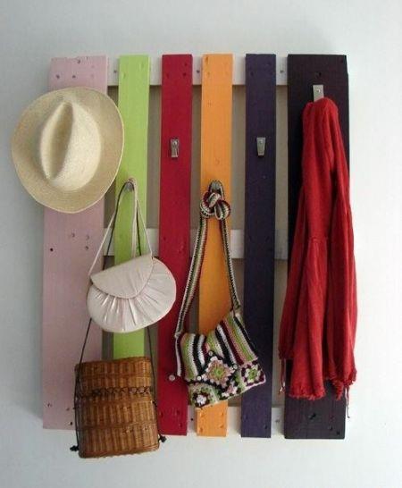 Παλέτα – κρεμάστρα: Ακόμα και στο χώρο υποδοχής του σπιτιού σας, μπορεί να μετατραπεί σε μια πρωτότυπη κρεμάστρα για τα παλτό τις τσάντες και τα καπέλα σας.