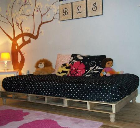 Παλέτα - κρεβάτι (για κορίτσια) : Μια πρωτότυπη ταπετσαρία, ένα σικάτο πάπλωμα και ένα χαρούμενο χαλί θα συμπληρώσουν άψογα την κοριτσίστικη κρεβατοκάμαρα της πριγκίπισσας μας. Στην παλέτα κρεβάτι, μπορείτε να βιδώσετε τέσσερα ποδαράκια σε κλασσική γραμμή.<br /><br /><br /><br /><br /><br />