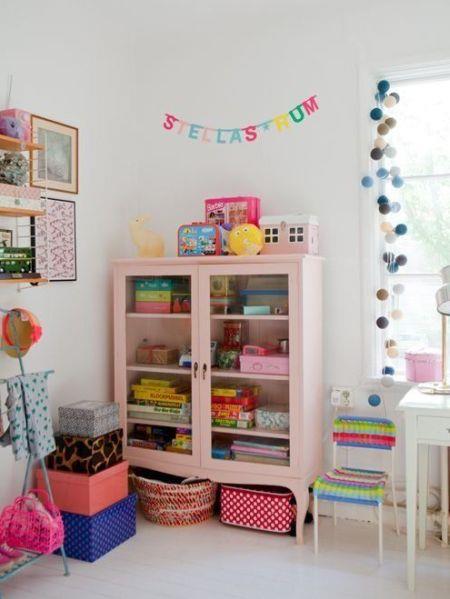 Ασυνήθιστα έπιπλα: Μία βιτρίνα που θα «κλέψουμε» από ένα άλλο δωμάτιο, θα την βάψουμε σε ένα πρωτότυπο χρώμα, μπορεί να δώσει ένα υπέροχο εφέ στο παιδικό δωμάτιο.