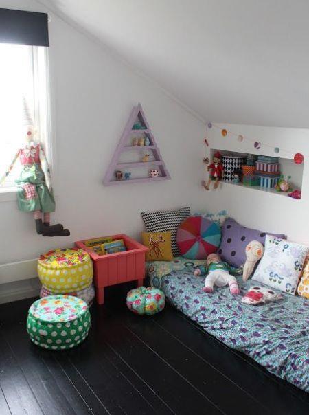 Hippy Chic: Μερικές μαξιλάρες με ρίγες ή πουά, χρωματιστά πουφ και τα αγαπημένα του παιχνίδια, αρκούν για να μεταμορφώσουν και τον πιο λιτό χώρο σε στυλάτο playroom.