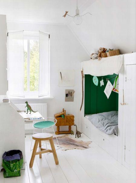 Ένα δωμάτιο μέσα σε ένα δωμάτιο; Φτιάξτε μια κατασκευή που να θυμίζει φωλίτσα και τονίστε την με έντονο χρώμα