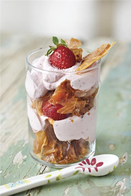 Τραγανό τράιφλ με κρέμα φράουλας